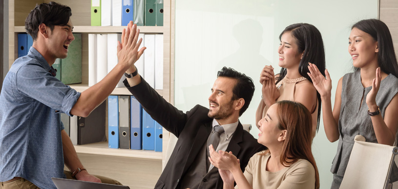 Equipe de vendas feliz com o resultado com a gestão de processos