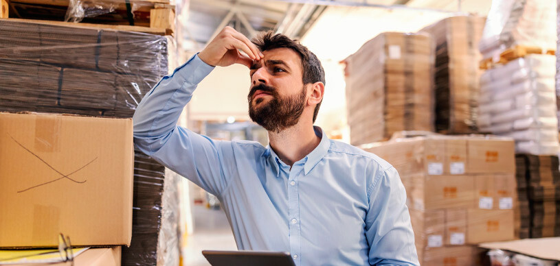 Profissional pensando como evitar erros ao conferir as mercadorias